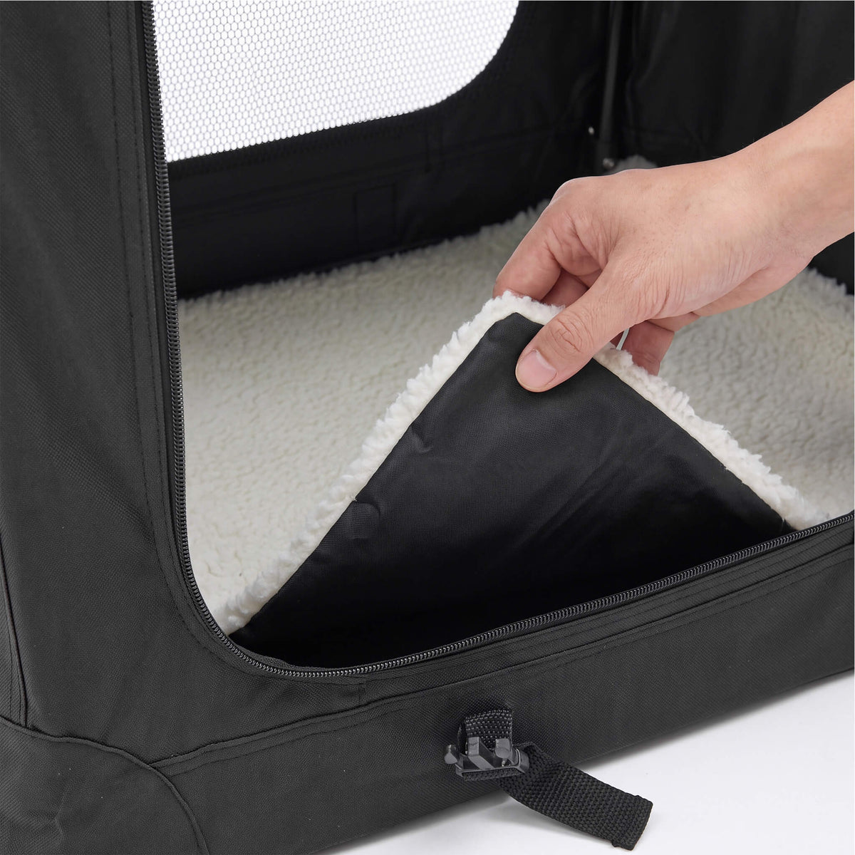 Foldable soft-sided dog crate made of 600D Oxford fabric,